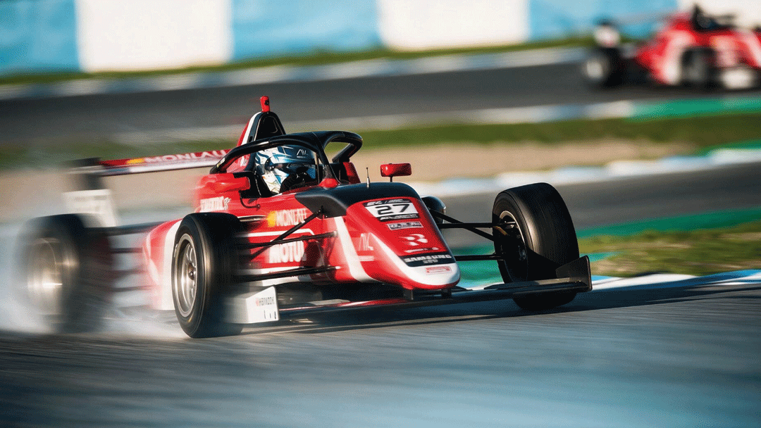 Auto de carrera en pista